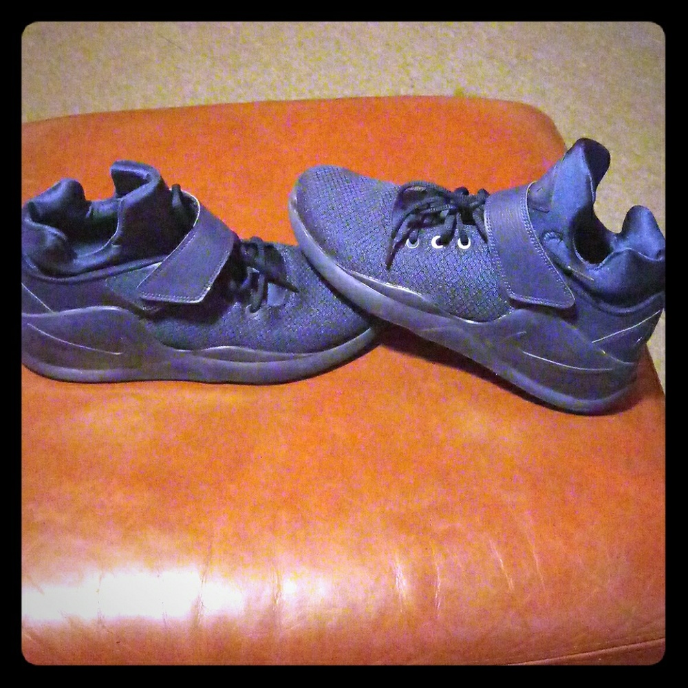 Nike Basketball mens 9.5 sneakers (model N/A)